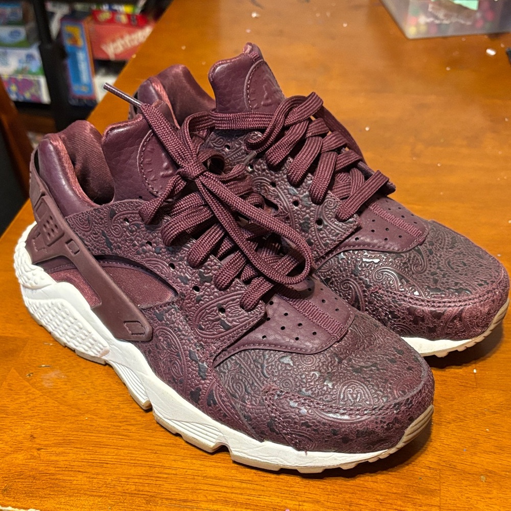 Nike Women's Haurache in Maroon pattern